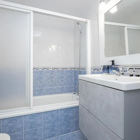 C17 Lovely 2 Bdr Apartment *